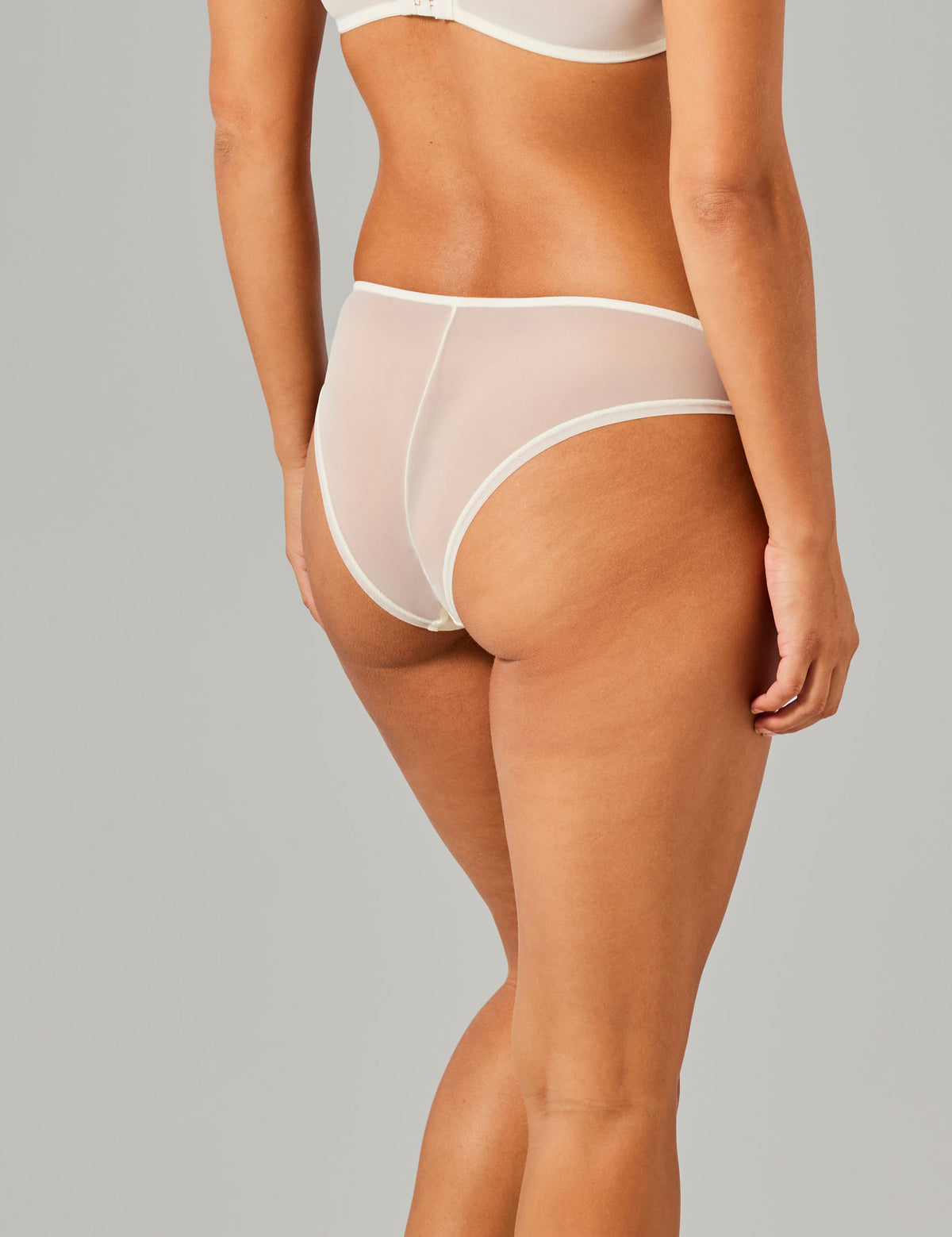 Jana hoog uitgesneden brazilian slip egret